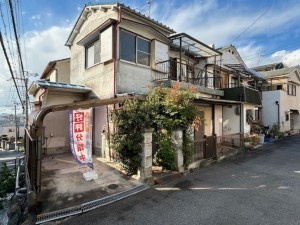 東大阪市日下町、中古一戸建ての前面道路を含む現地写真画像です