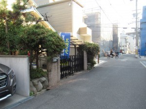 東大阪市西石切町、土地の前面道路を含む現地写真画像です