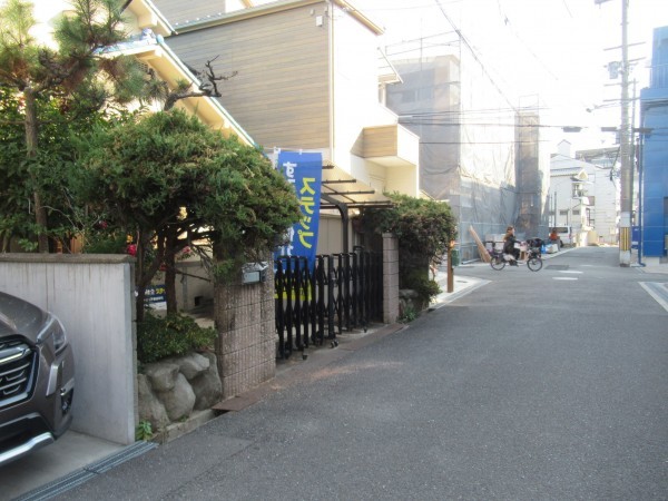 東大阪市西石切町、土地の前面道路を含む現地写真画像です
