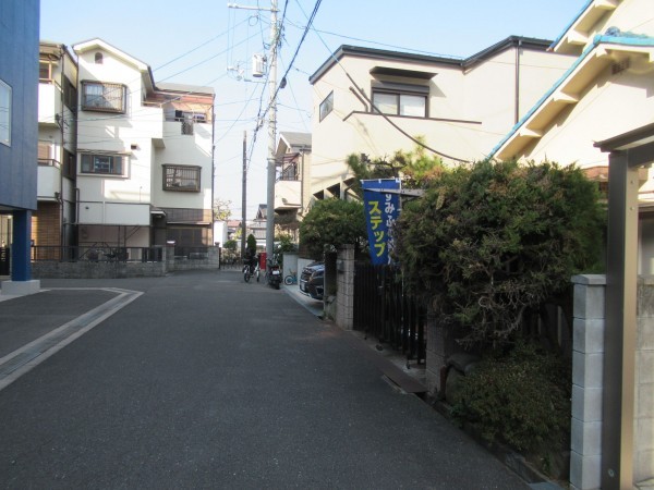 東大阪市西石切町、土地の前面道路を含む現地写真画像です