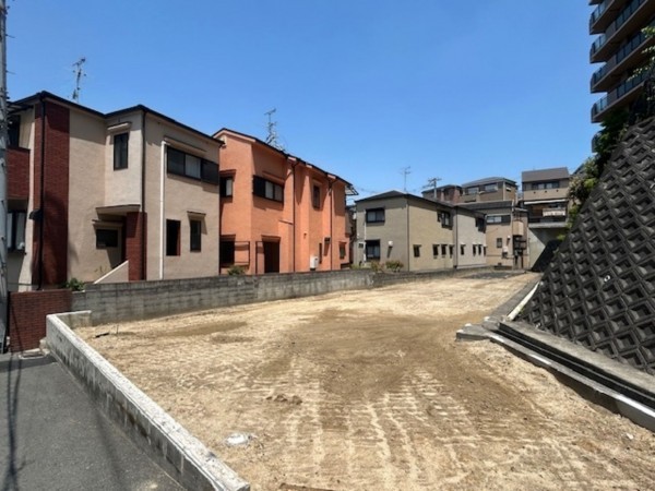 東大阪市東石切町、土地の前面道路を含む現地写真画像です