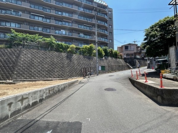東大阪市東石切町、土地の前面道路を含む現地写真画像です