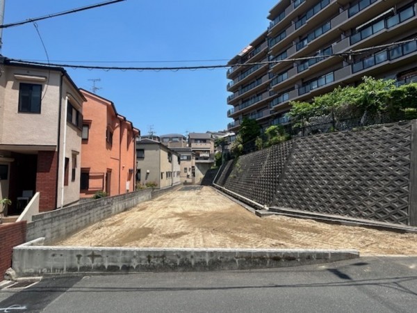 東大阪市東石切町、土地の前面道路を含む現地写真画像です