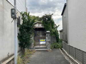 東大阪市東石切町、中古一戸建ての前面道路を含む現地写真画像です