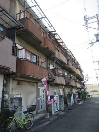 東大阪市中石切町、中古一戸建ての前面道路を含む現地写真画像です