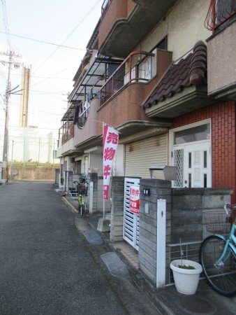 東大阪市中石切町、中古一戸建ての前面道路を含む現地写真画像です