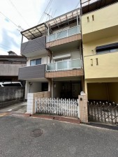 東大阪市北石切町、中古一戸建ての前面道路を含む現地写真画像です