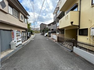東大阪市北石切町、中古一戸建ての前面道路を含む現地写真画像です