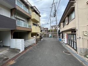 東大阪市北石切町、中古一戸建ての前面道路を含む現地写真画像です