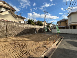 東大阪市日下町、土地の前面道路を含む現地写真画像です