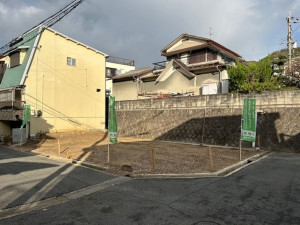東大阪市日下町、土地の前面道路を含む現地写真画像です