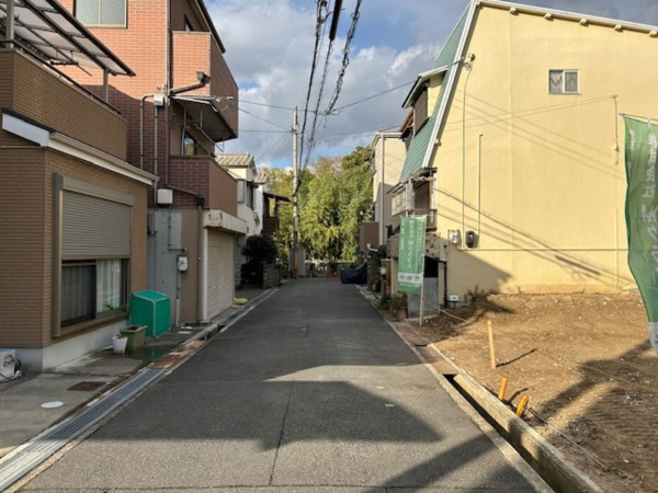東大阪市日下町、土地の前面道路を含む現地写真画像です