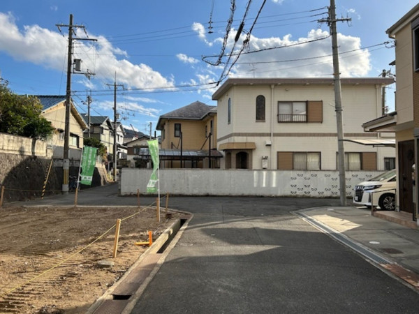 東大阪市日下町、土地の前面道路を含む現地写真画像です