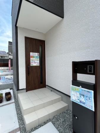 東大阪市北石切町、新築一戸建ての玄関画像です
