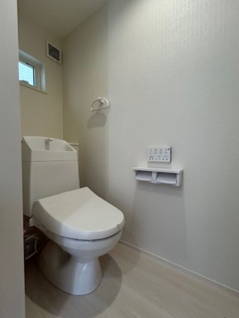 東大阪市北石切町、新築一戸建てのトイレ画像です