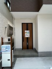 東大阪市北石切町、新築一戸建ての玄関画像です