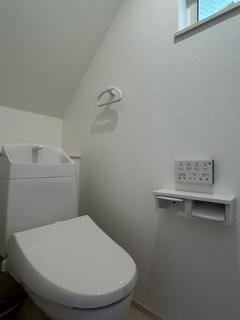 東大阪市北石切町、新築一戸建てのトイレ画像です