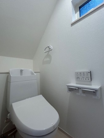 東大阪市北石切町、新築一戸建てのトイレ画像です