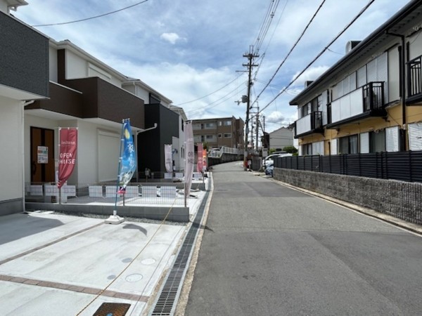 東大阪市北石切町、新築一戸建ての前面道路を含む現地写真画像です