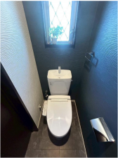 東大阪市善根寺町、中古一戸建てのトイレ画像です