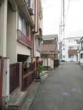 東大阪市中石切町、収益物件/住宅の前面道路を含む現地写真画像です