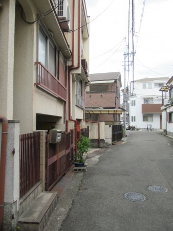 東大阪市中石切町、収益物件/住宅の前面道路を含む現地写真画像です
