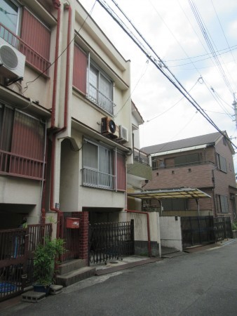 東大阪市中石切町、収益物件/住宅の前面道路を含む現地写真画像です