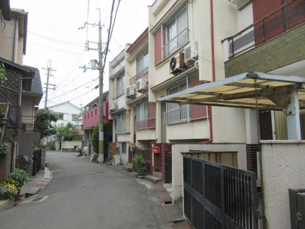 東大阪市中石切町、収益物件/住宅の前面道路を含む現地写真画像です