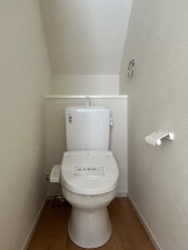 東大阪市東石切町、新築一戸建てのトイレ画像です