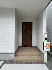 東大阪市東石切町、新築一戸建ての玄関画像です