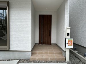 東大阪市東石切町、新築一戸建ての玄関画像です