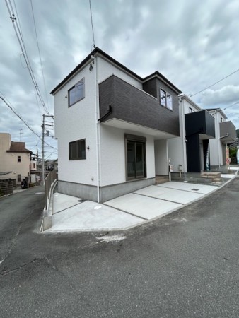東大阪市東石切町、新築一戸建ての前面道路を含む現地写真画像です