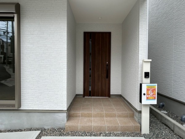 東大阪市東石切町、新築一戸建ての玄関画像です