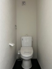 東大阪市東石切町、新築一戸建てのトイレ画像です