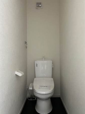 東大阪市東石切町、新築一戸建てのトイレ画像です