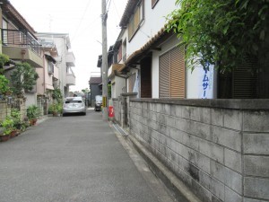 東大阪市東石切町、中古一戸建ての前面道路を含む現地写真画像です