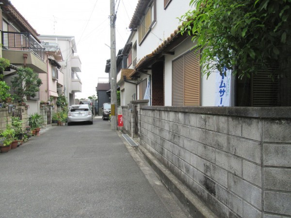 東大阪市東石切町、中古一戸建ての前面道路を含む現地写真画像です