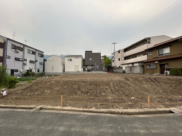 東大阪市中石切町、新築一戸建ての前面道路を含む現地写真画像です