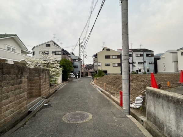 東大阪市中石切町、新築一戸建ての前面道路を含む現地写真画像です