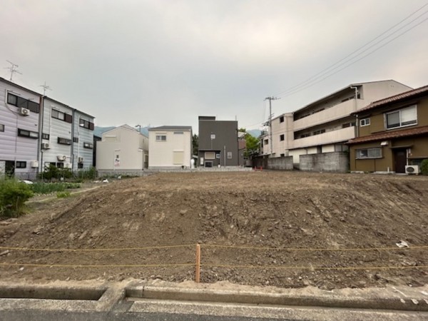 東大阪市中石切町、新築一戸建ての前面道路を含む現地写真画像です