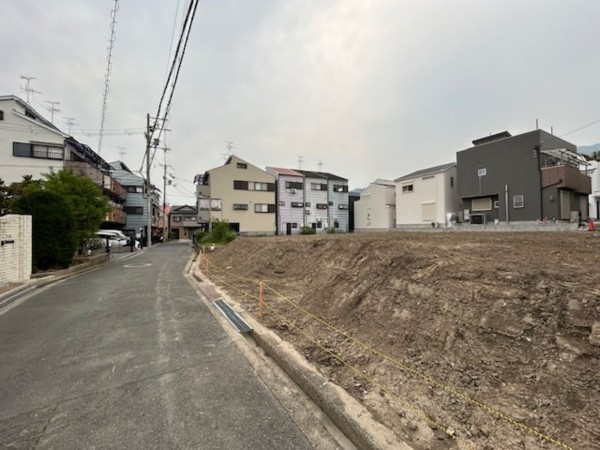 東大阪市中石切町、新築一戸建ての前面道路を含む現地写真画像です