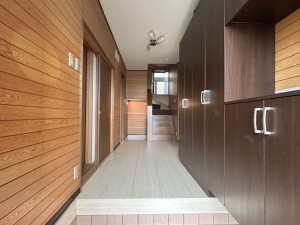 東大阪市日下町、中古一戸建ての玄関画像です