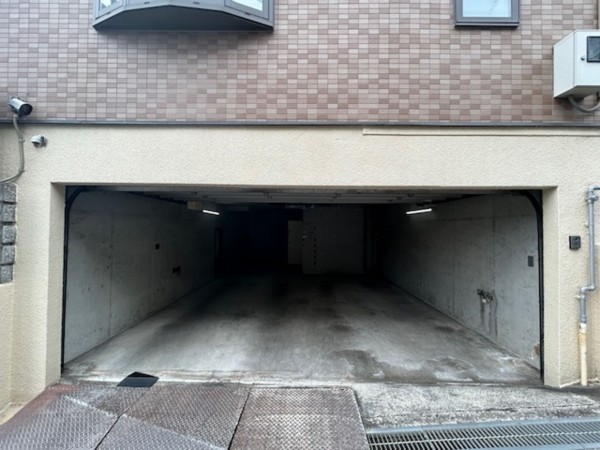 東大阪市日下町、中古一戸建ての駐車場画像です