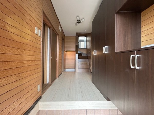 東大阪市日下町、中古一戸建ての玄関画像です