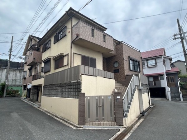 東大阪市日下町、中古一戸建ての外観画像です
