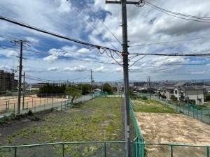 東大阪市東石切町、中古一戸建ての前面道路を含む現地写真画像です