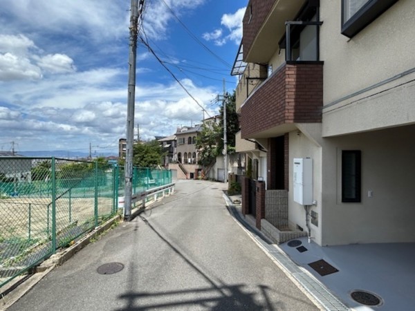 東大阪市東石切町、中古一戸建ての前面道路を含む現地写真画像です