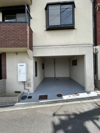 東大阪市東石切町、中古一戸建ての駐車場画像です