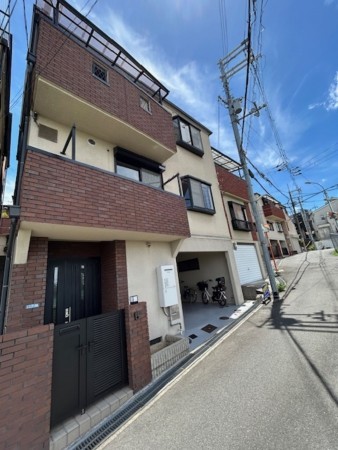 東大阪市東石切町、中古一戸建ての前面道路を含む現地写真画像です