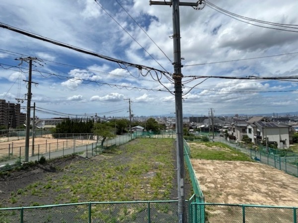東大阪市東石切町、中古一戸建ての前面道路を含む現地写真画像です